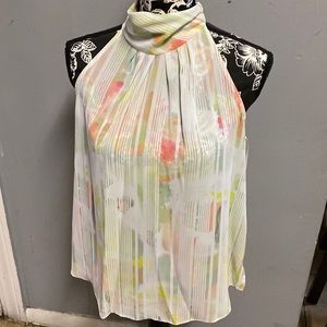 Gorgeous top perfect for spring!